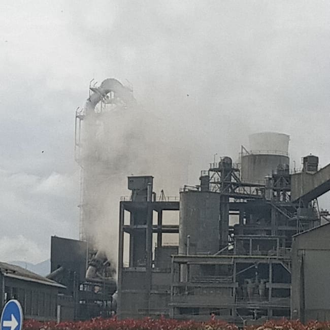 Fábrica de cementos Cosmos rodeada de humo
