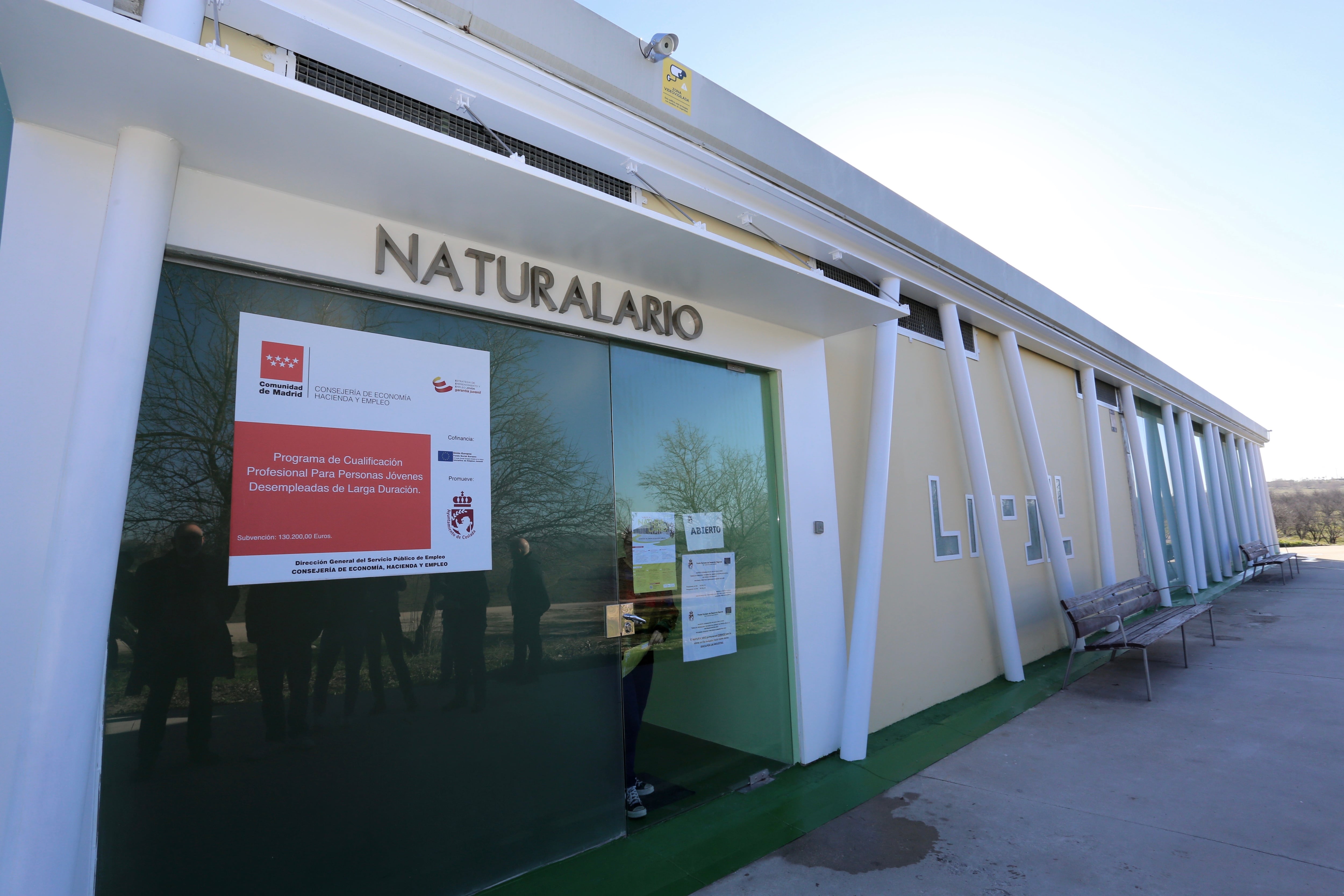 Fachada del Naturalario, en el Parque del Humedal de Coslada