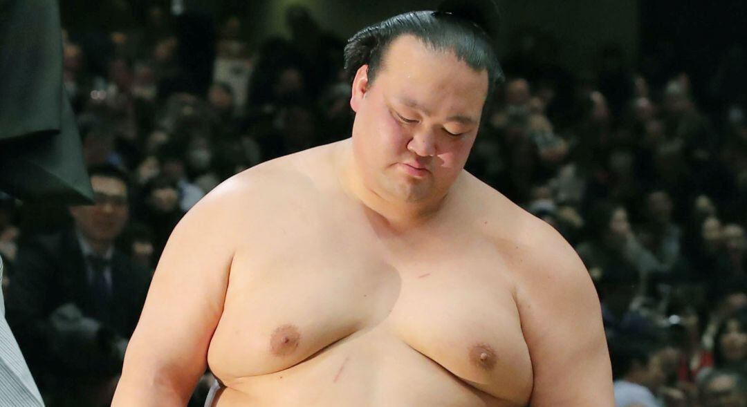 Kisenosato tras perder uno de sus últimos combates.