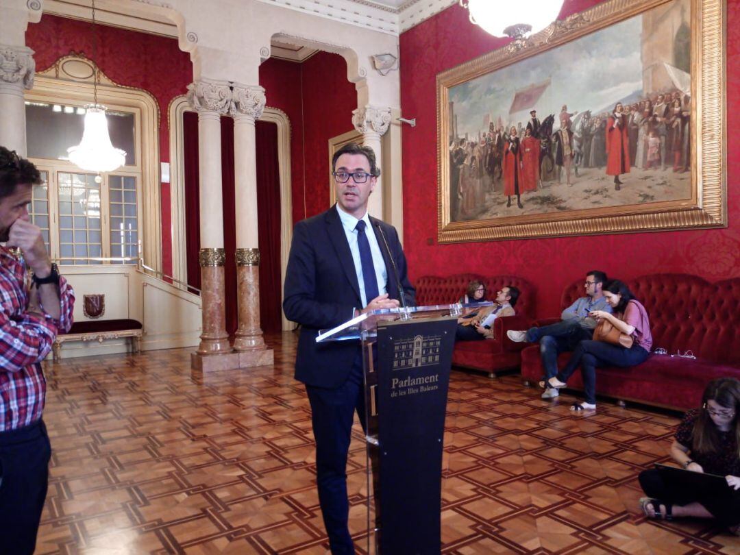 Toni Costa en el Parlament