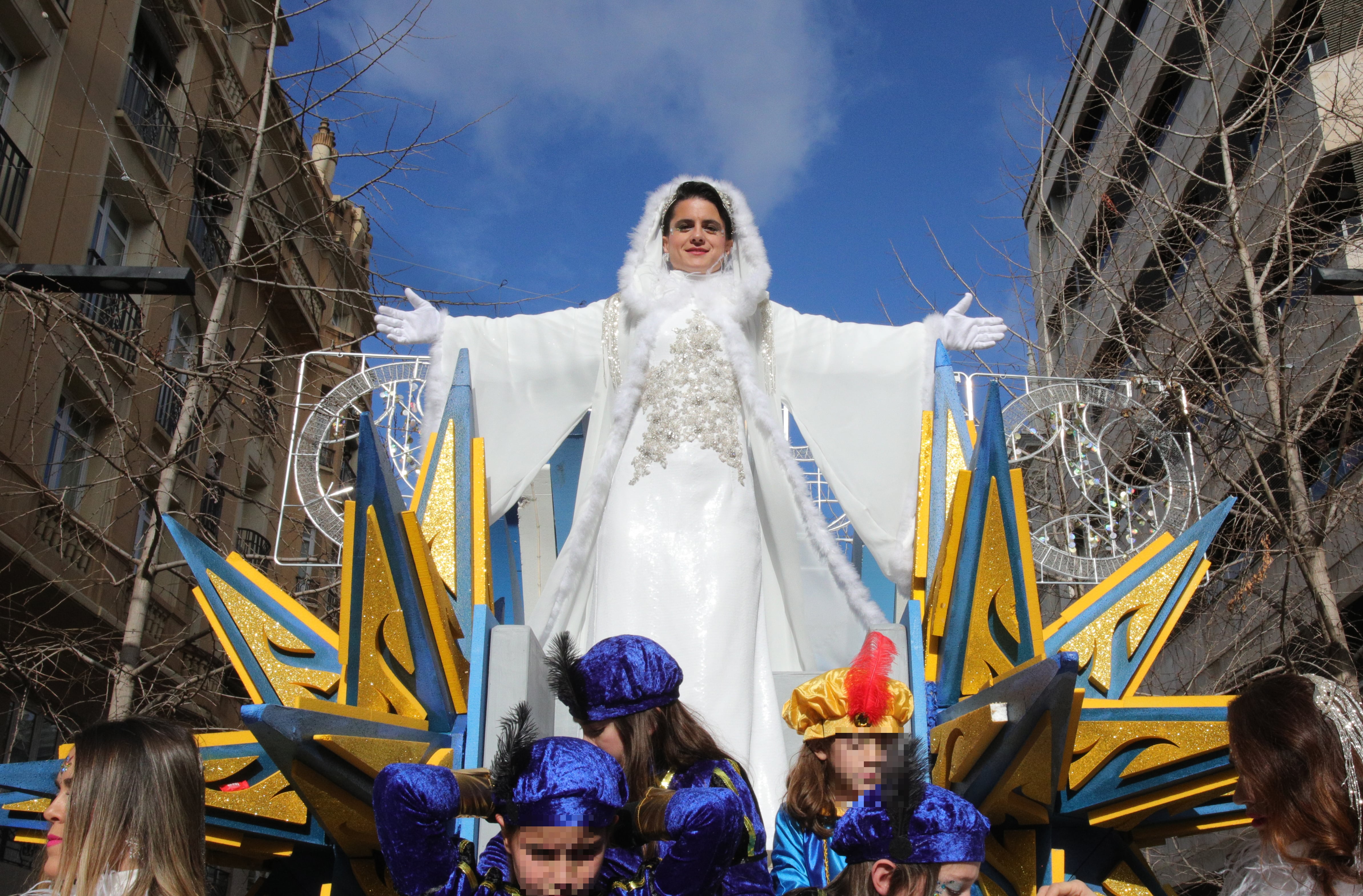 GRANADA, 05/01/2026.- La carroza de la Estrella de la Ilusión que este año le ha tocado a la plusmarquista maratoniana María Pérez participa este lunes en la cabalgata de los Reyes Magos de Granada que se ha adelantado debido a las condiciones meteorológicas. EFE/Pepe Torres