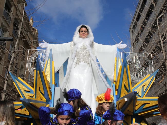 GRANADA, 05/01/2026.- La carroza de la Estrella de la Ilusión que este año le ha tocado a la plusmarquista maratoniana María Pérez participa este lunes en la cabalgata de los Reyes Magos de Granada que se ha adelantado debido a las condiciones meteorológicas. EFE/Pepe Torres