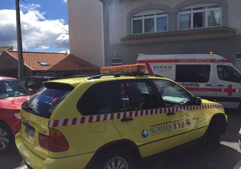 Efectivos sanitarios en la casa de la víctima