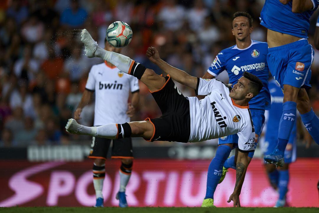 Maxi Gómez remata un balón en el partido de la primera vuelta ante el Getafe