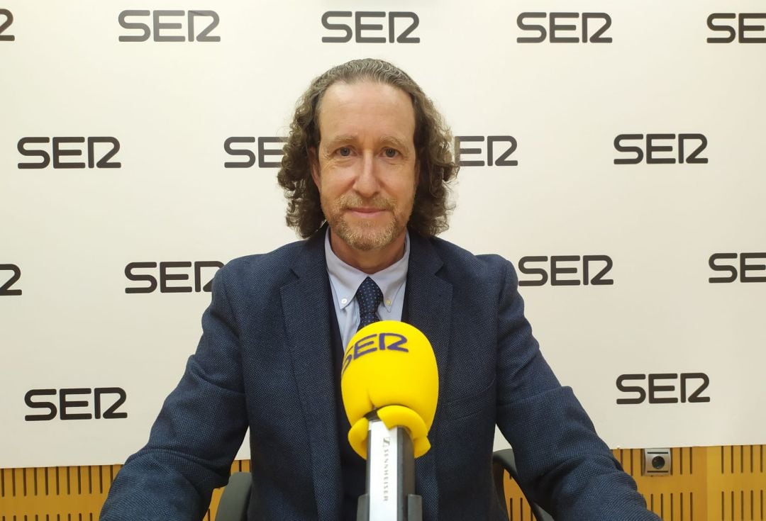 El escritor, Jerónimo Tristante, en los estudios de Radio Murcia