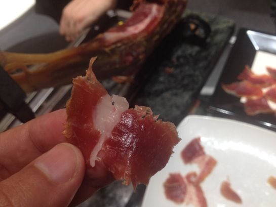 El sabor recuerda al del jamón ibérico, con un final sutilmente ovino.