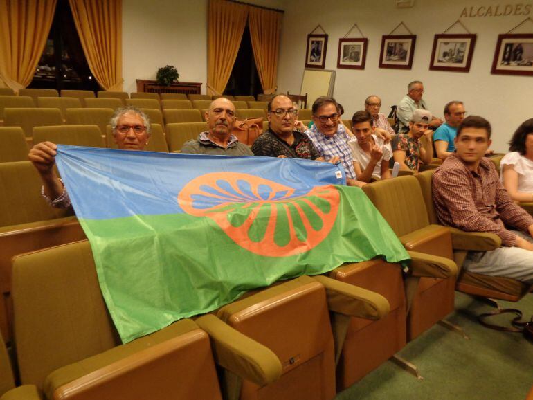 El colectivo gitano celebra la aprobación de esta moción exhibiendo su bandera