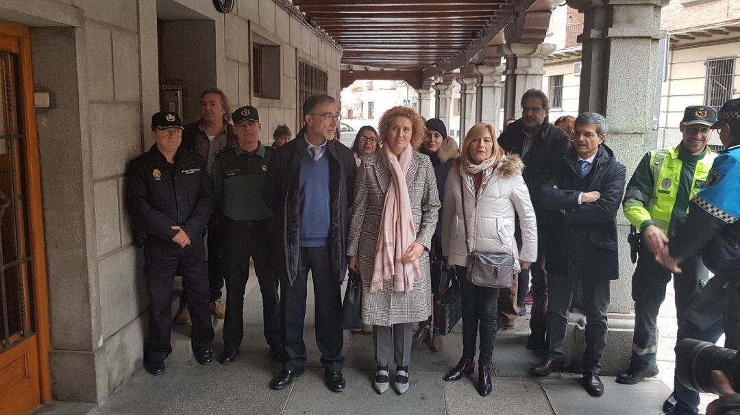 Autoridades y trabajadores de tráfico homenajean a las víctimas