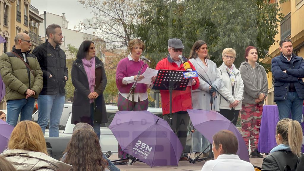 Momento de la lectura del Manifiesto por Rosa Viedma y Antonio Plaza