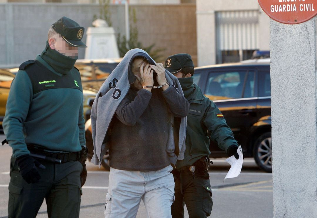 GRAFCVA2006. TORREVIEJA (ALICANTE), El hombre de 83 años detenido el pasado sábado por, presuntamente, usar un hacha y un martillo para herir de gravedad en Torrevieja (Alicante) a su pareja, de 76, ha llegado a los juzgados para ser interrogado por el juez.