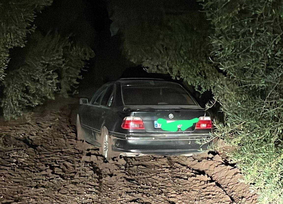 El vehículo atrapado en el barro / Policía Local de Arahal