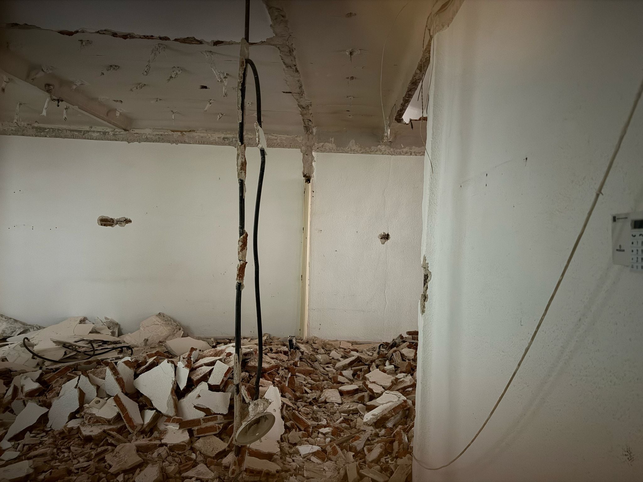 Escombros en una de las viviendas vacías.
