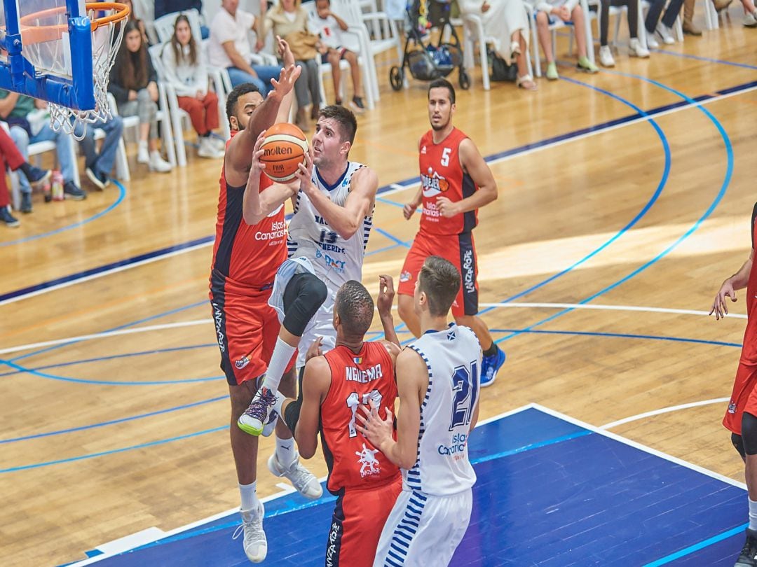 Un momento del partido entre el Náutico de Tenerife y el Aloe Plus Lanzarote Conejeros.