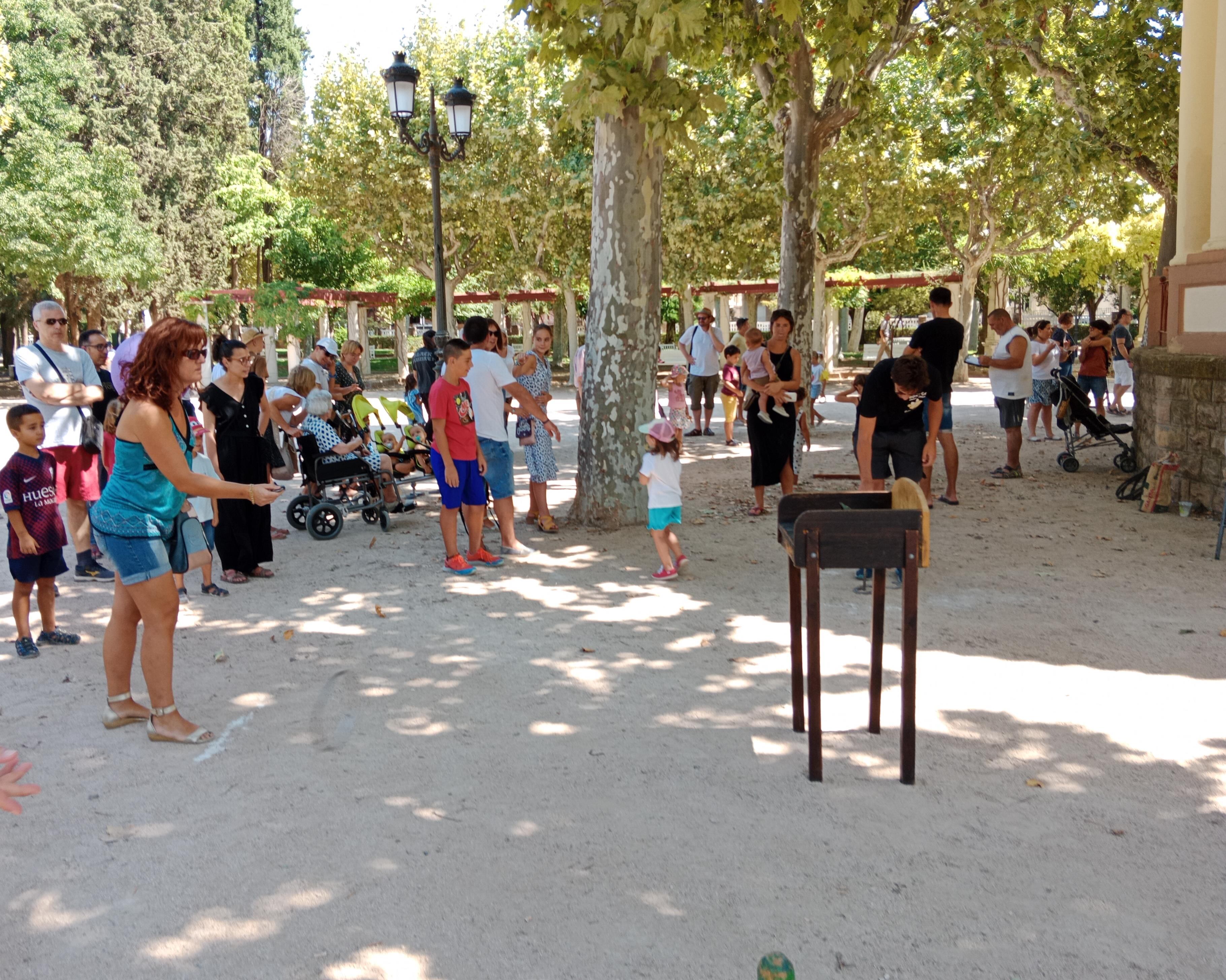 Juegos tradicionales en Huesca en el parque durante durante la jornada de este domingo