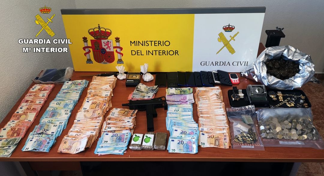 Imagen de los artículos intervenidos durante la operación desarrollada por la Guardia Civil en colaboración con la Policía Local de Totana