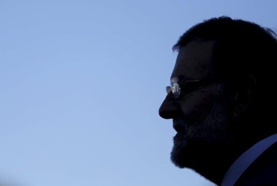 Spain&#039;s Prime Minister Mariano Rajoy is seen silhouetted during his visit to the Heineken headquarters, southern Spain November 24, 2015. REUTERS/Marcelo del Pozo