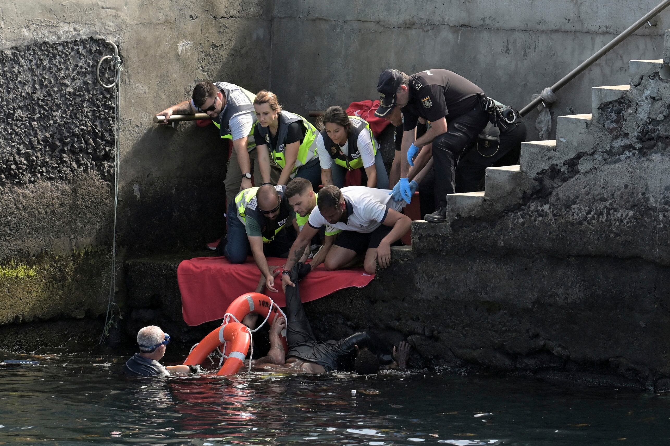FOTODELDÍA LA RESTINGA (EL HIERRO), 28/05/2025.- Cuatro mujeres y tres niñas de entre cuatro y 16 años han muerto y un bebé ha desaparecido al volcar un cayuco con unos 160 ocupantes en el puerto de La Restinga (El Hierro), cuando sus ocupantes se disponían a desembarcar, según informan la Delegación del Gobierno y el 112. La cifra de muertos, por el momento sigue siendo provisional, porque se sigue revisando la embarcación y la zona del naufragio por si hubiera alguna víctima más, ha dicho en el muelle el presidente de Canarias, Fernando Clavijo, que se encontraba este jueves en El Hierro y ha acudido al puerto nada más conocer la tragedia. EFE/ Gelmert Finol
