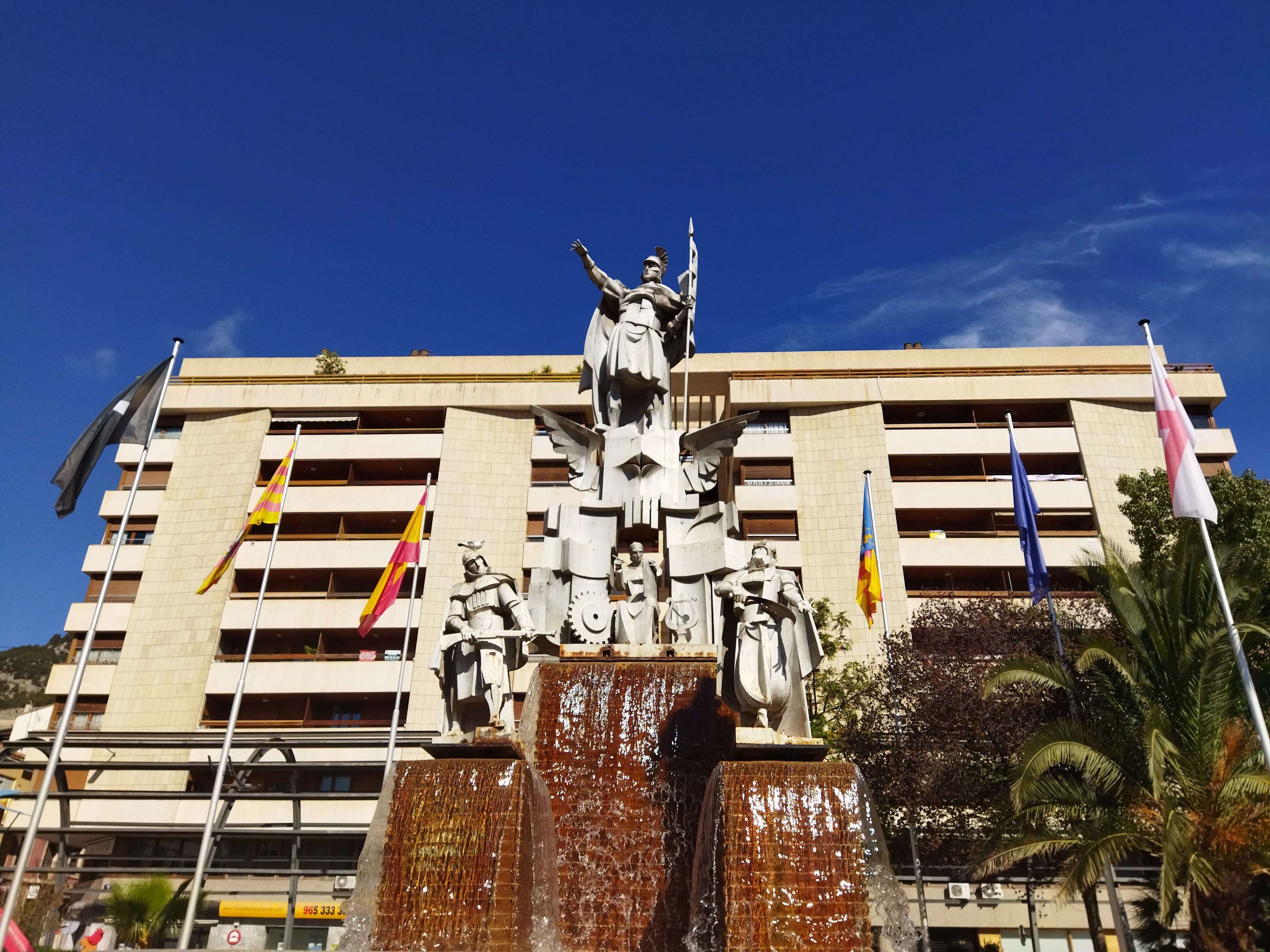 Vista al monumento de Sant Jorge, en la Rosaleda, en este soleado miércoles 19 de abril.