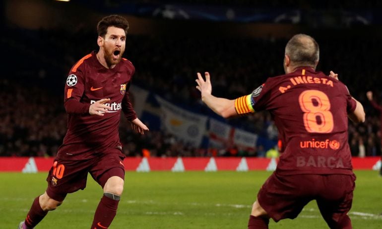 Messi e Iniesta celebran el empate en Stamford Bridge.