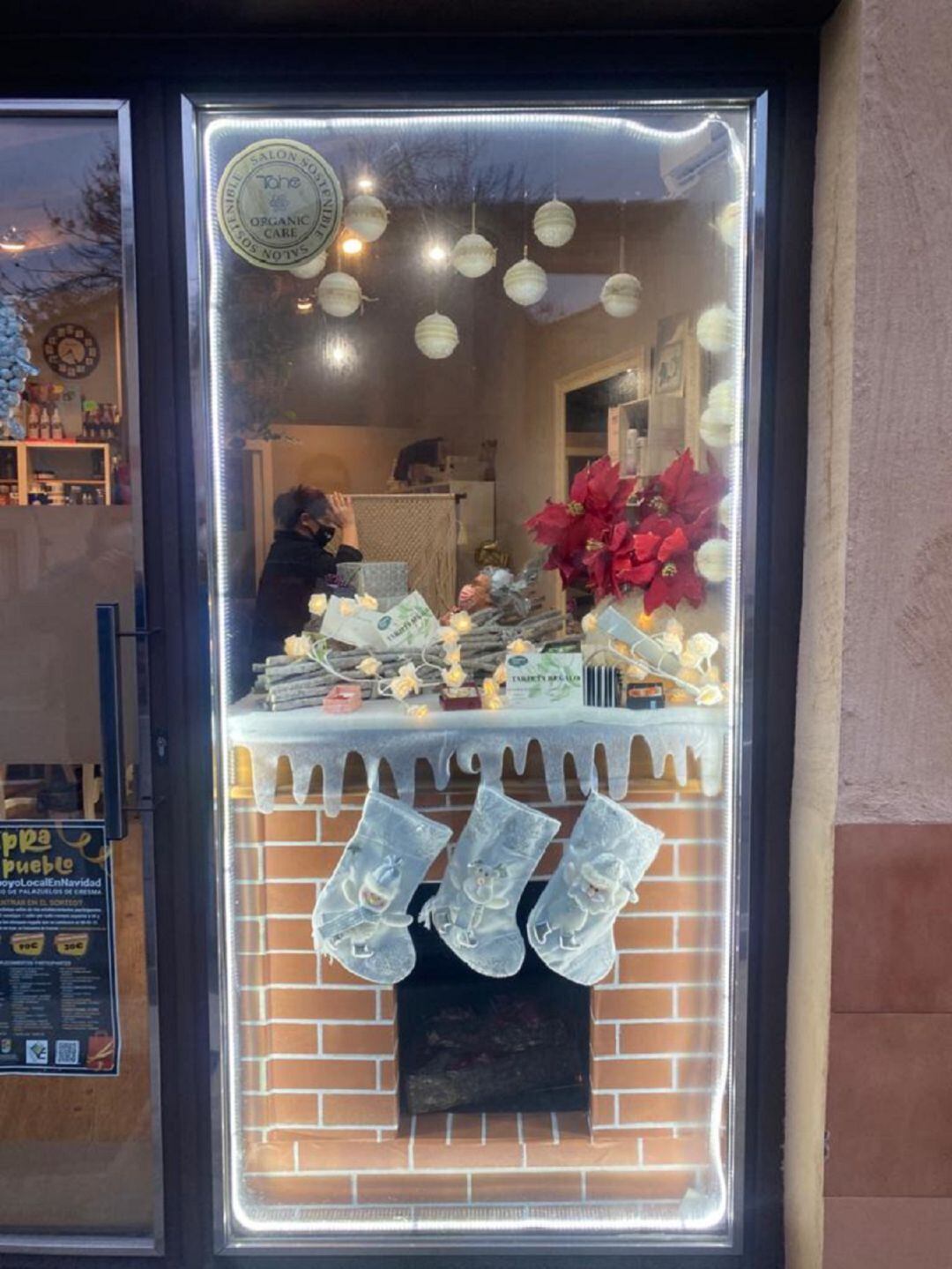 Escaparate de la  peluquería ganadora