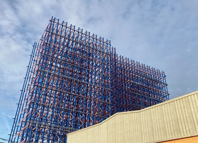 El gran almacén de barricas que está construyendo Félix Solís, junto a la Avenida del Vino de Valdepeñas (Ciudad Real)