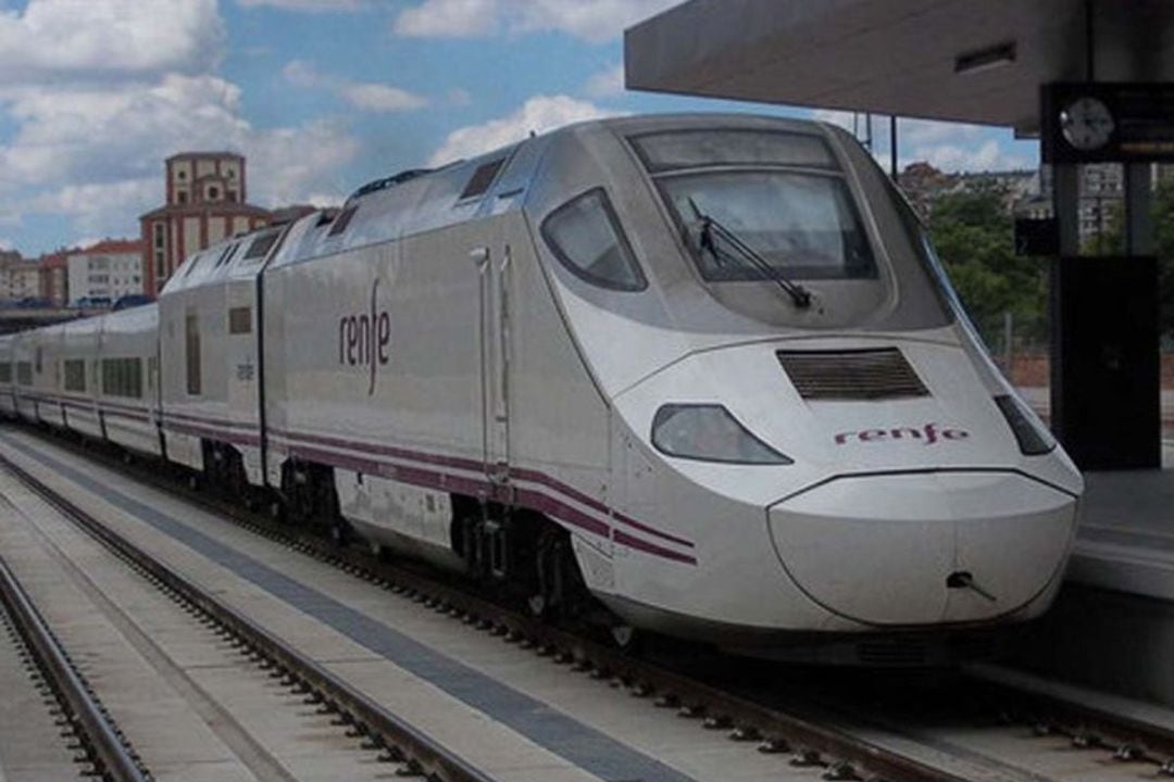 Tren Alvia en la estación de Zamora