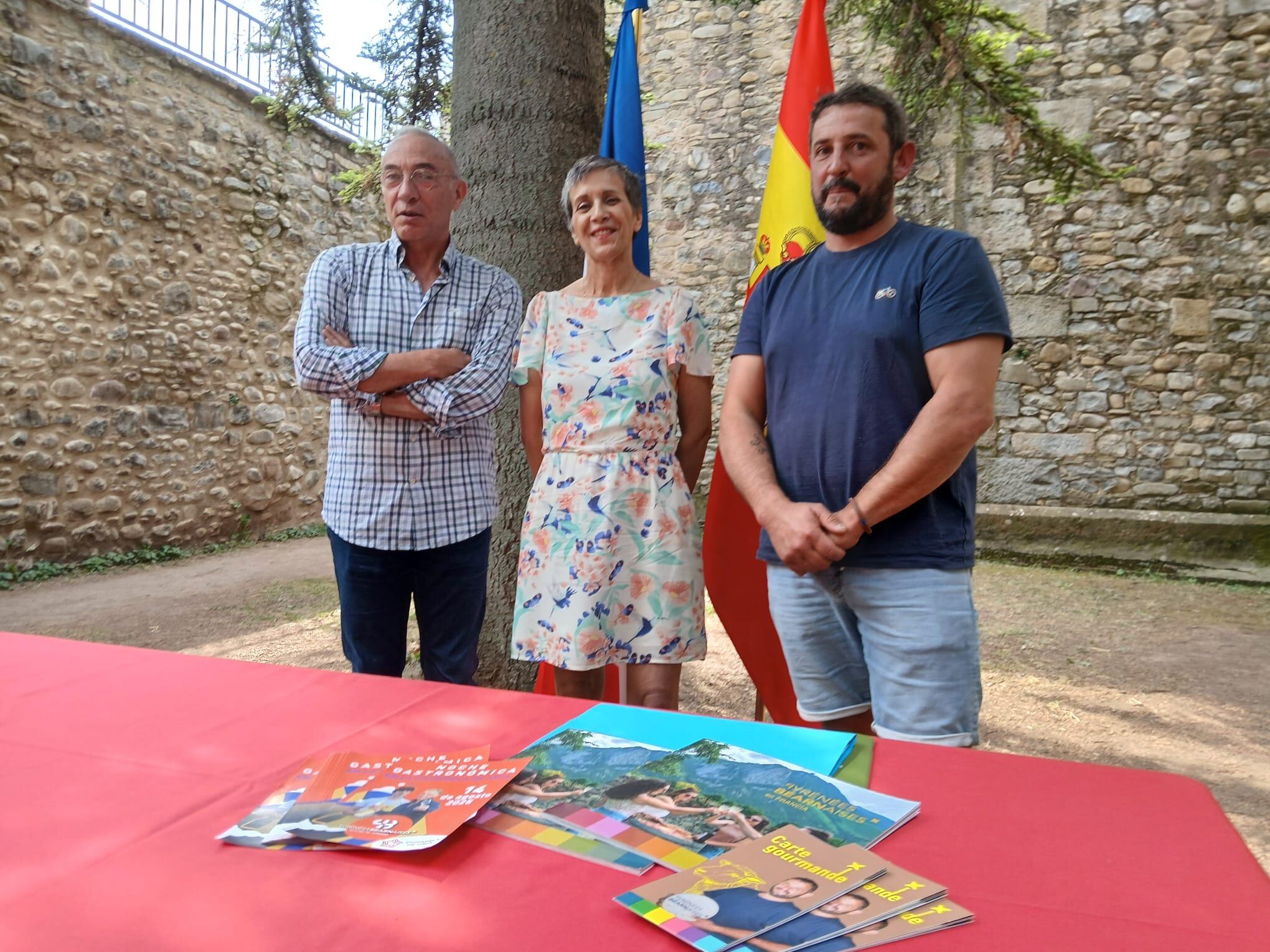 Joaquín Moreno, director de la Ciudadela, Marie Pacheco, dtora de la Oficina de turismo Haut Béarn, y Cédric Pucheu, pastor productor de queso, presentaban la velada