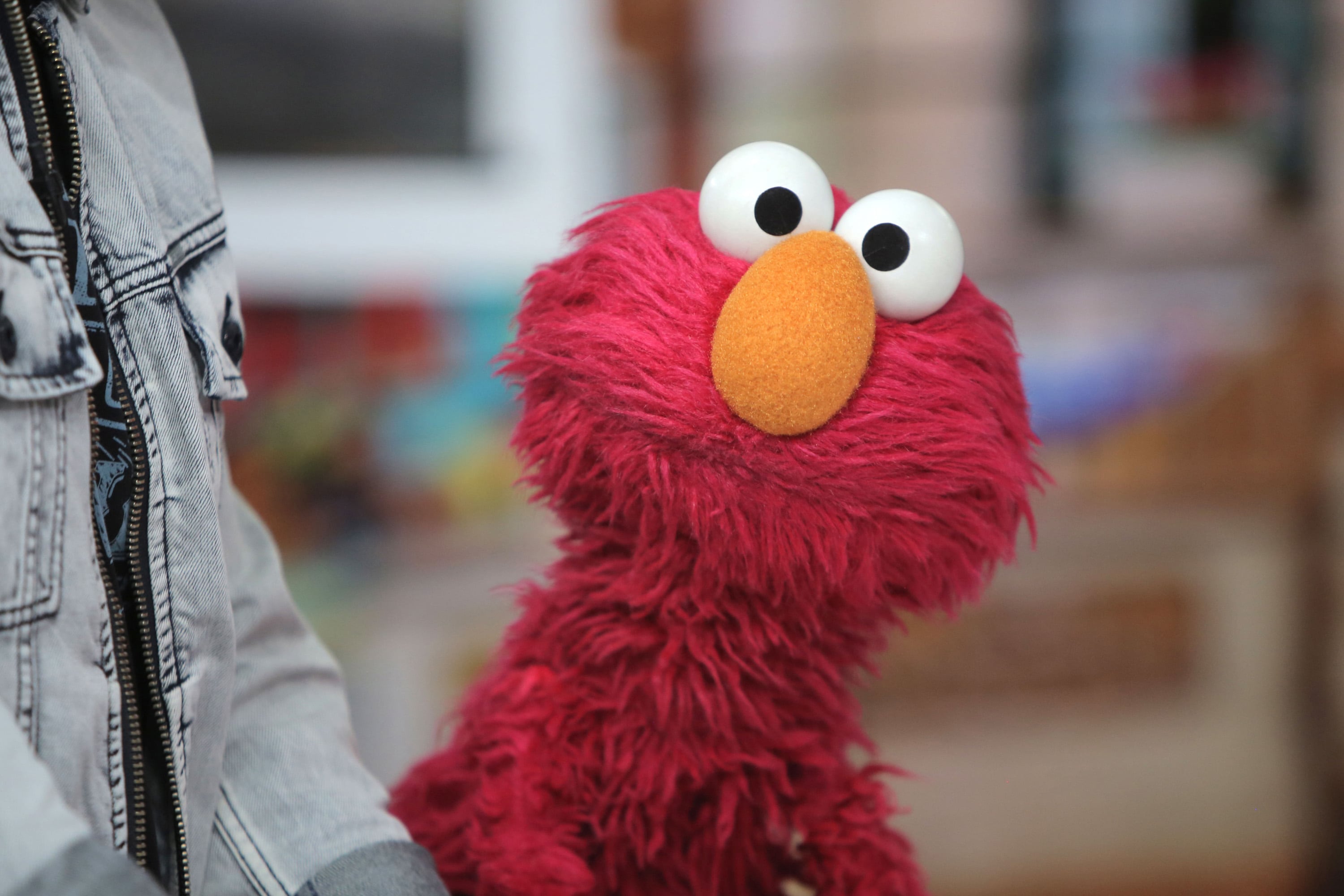 Hackean la cuenta de Elmo en X con mensajes antisemitas, racistas y teorías conspirativas