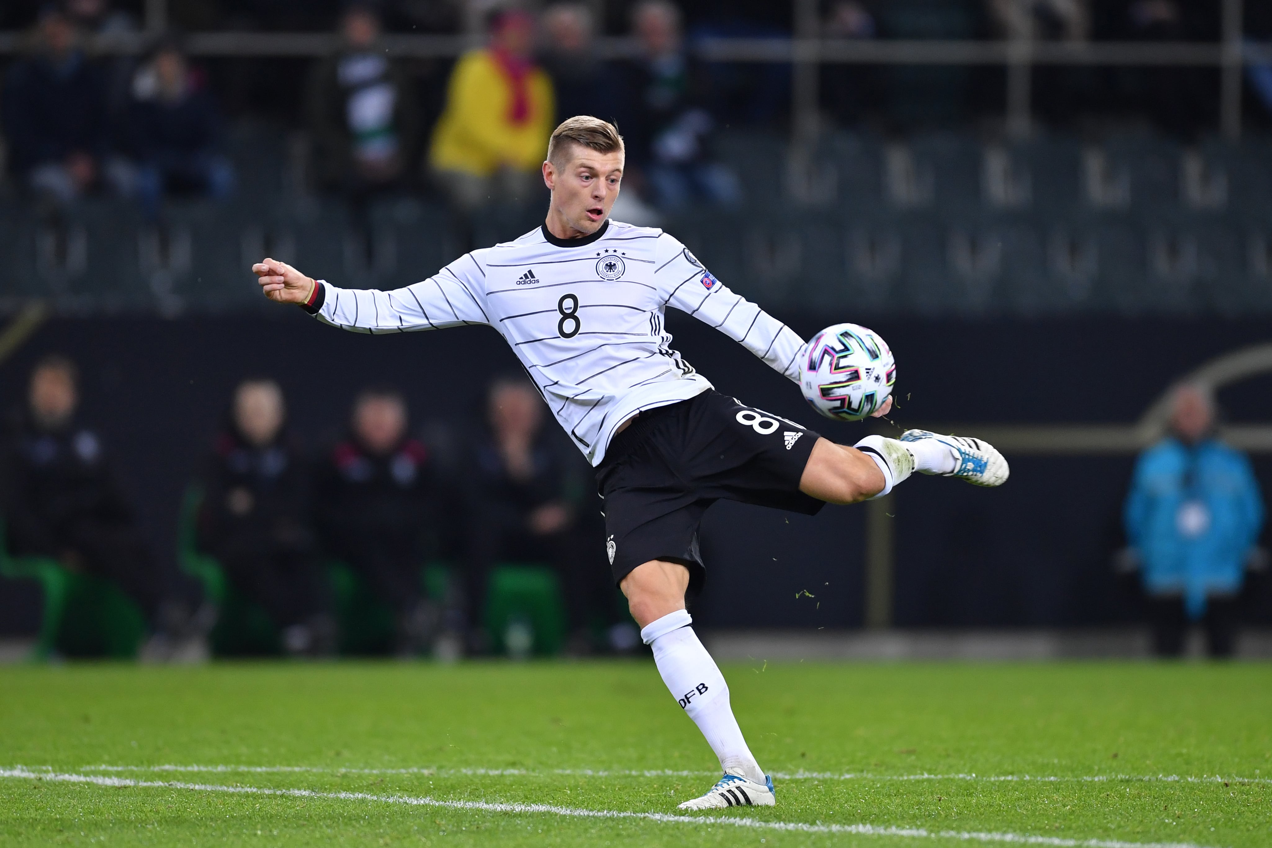 El futbolista del Real Madrid, Toni Kroos, remata un balón en un partido con la selección alemana