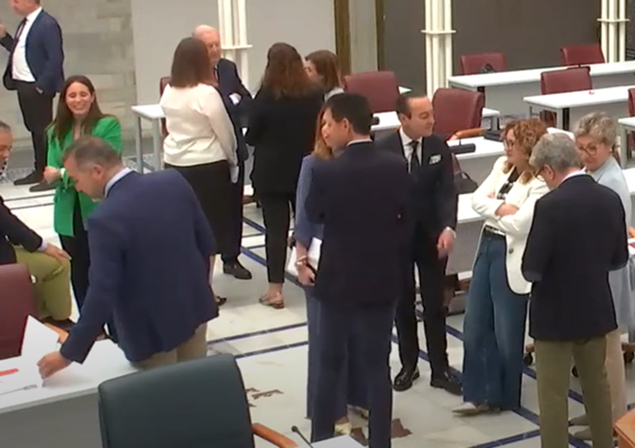 José Vélez (PSOE) acusa a un diputado del PP de espiar su documentación en la Asamblea