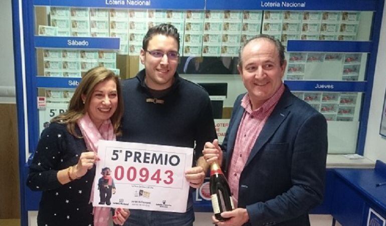 De izquierda a derecha: Ana María Aguilar, propietaria de la administración de San Eloy, su hijo Daniel Fernández ,y su marido, Francisco Fernández