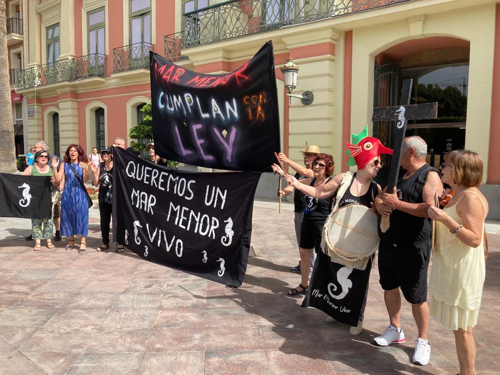 Miembros de la Plataforma de la ILP del Mar Menor se concentró a las puertas del Ayuntamiento de Murcia para exigir celeridad en la tramitación parlamentaria de esta ley