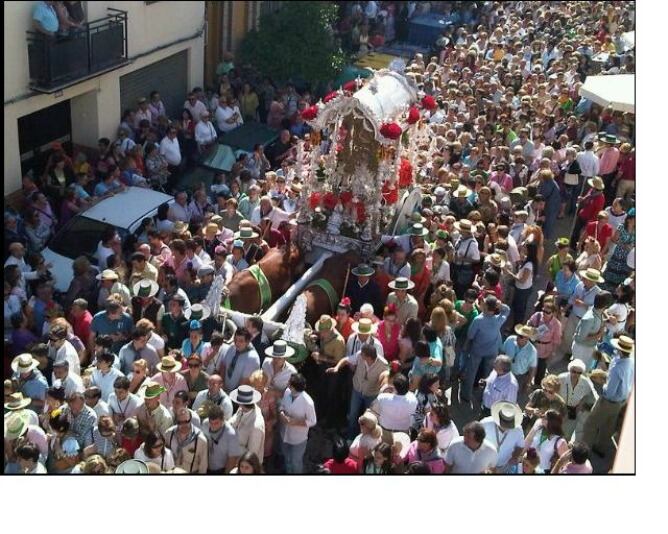 La carreta del simpecao de Triana en su discurrir por la calle Castilla, abarrotada de público