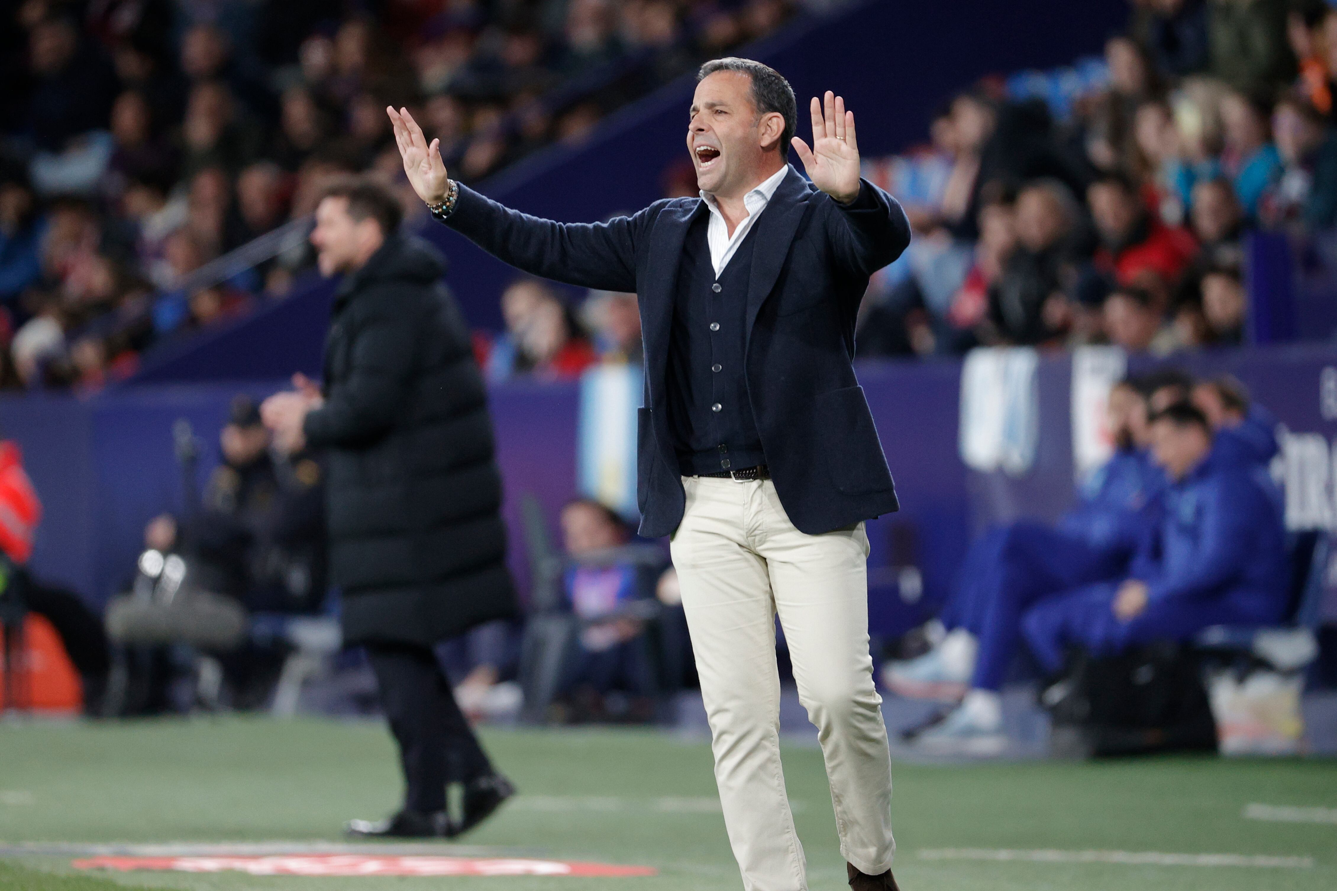 VALENCIA (ESPAÑA), 18/01/2023.- El entrenador del Levante, Javier Calleja, reacciona durante el partido de octavos de final de la Copa del Rey que se juega este miércoles en el Estadi Ciutat de València y que enfrenta al Levante UD y al Atlético de Madrid. EFE/ Manuel Bruque
