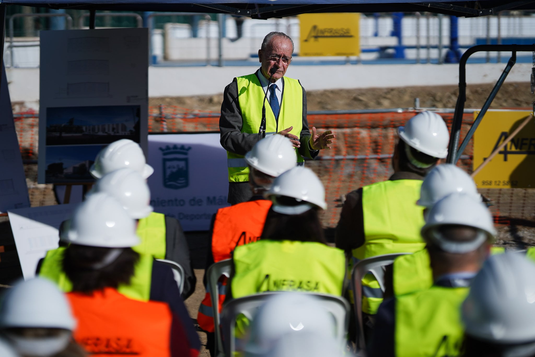 Francisco de la Torre, dirigiéndose a los asistentes al acto de la puesta de la primera piedra del futuro pabellón de Teatinos
