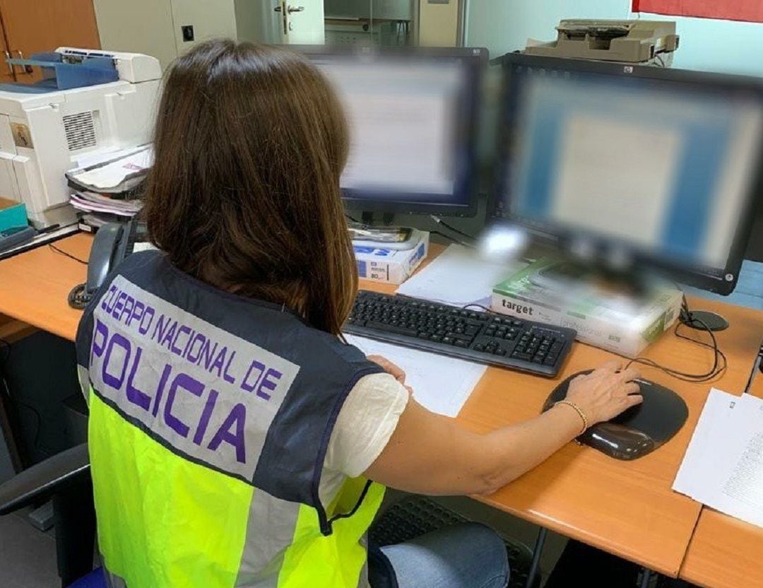 Agente de la Policía Nacional del departamento de delitos informáticos