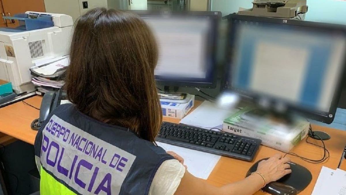 La Policía alecciona a empresarios y consumidores ante el aumento de los delitos informáticos