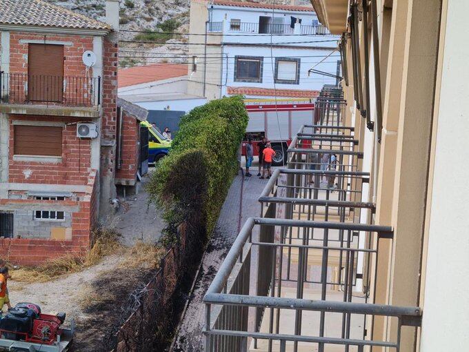 Los bomberos atienden la zona del incendio
