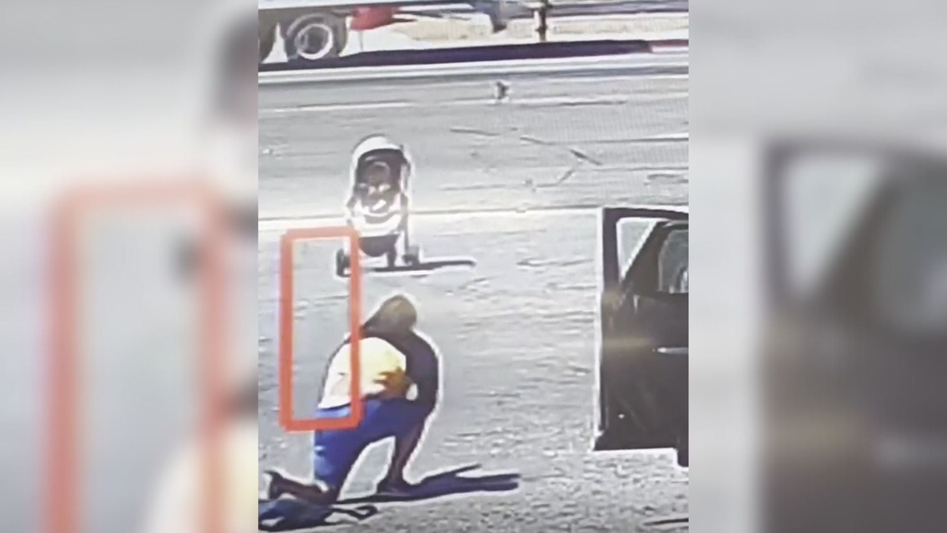 Momento en el que un bebé está a punto de precipitarse a una carretera.