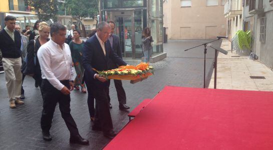 Els regidors de Reus fent la ofrena al Baluard.