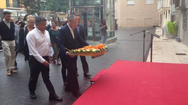Els regidors de Reus fent la ofrena al Baluard.