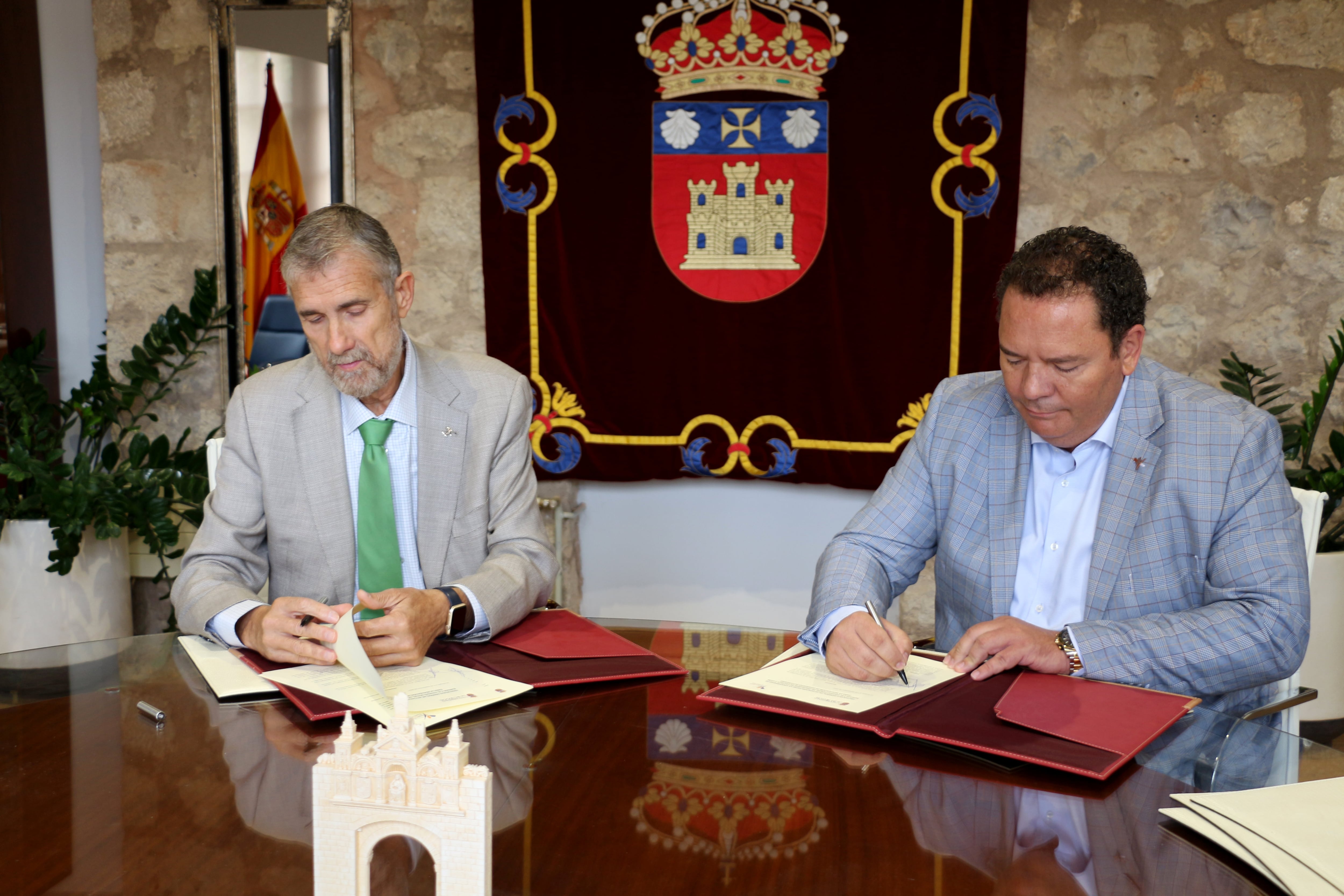 El rector de la UBU, Manuel Pérez Mateos, y el decano – presidente del Colegio Oficial de Psicología de Castilla y León, Jaime Gutiérrez Rodríguez.