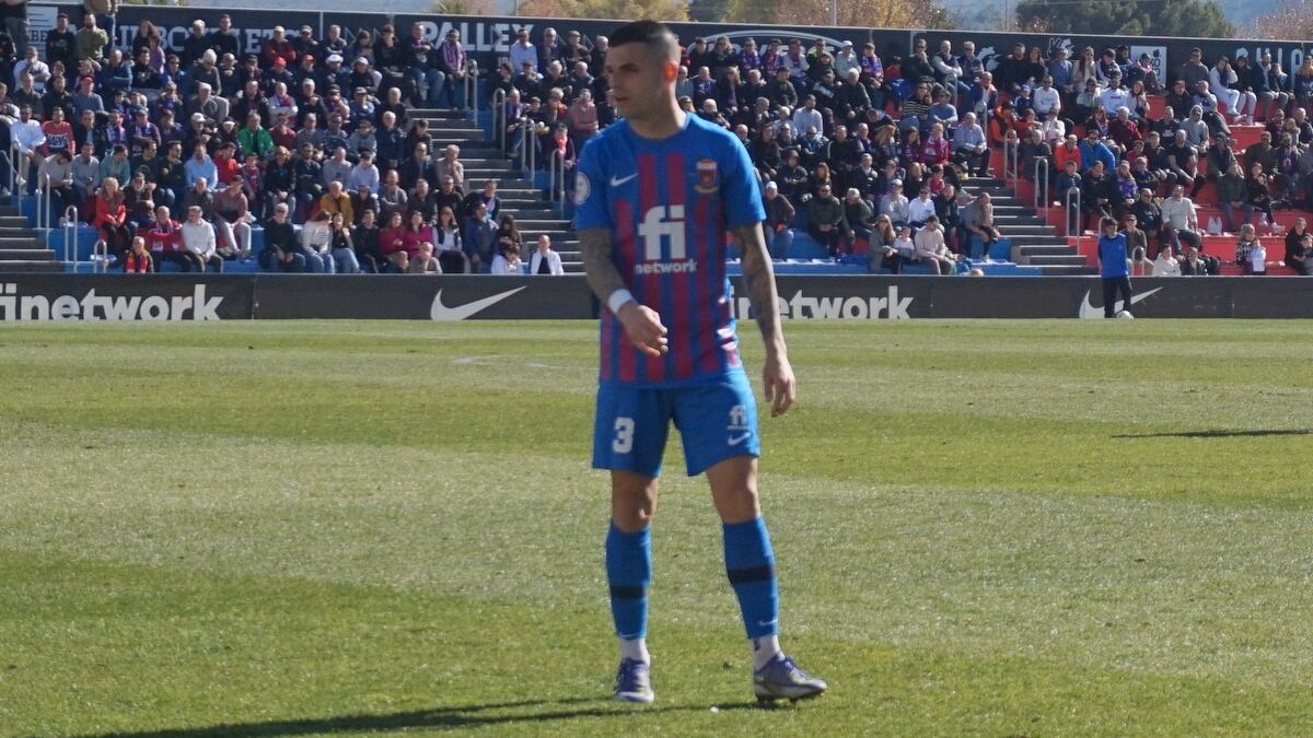 Alex Martínez sigue siendo un valladar en el lateral izquierdo del Eldense