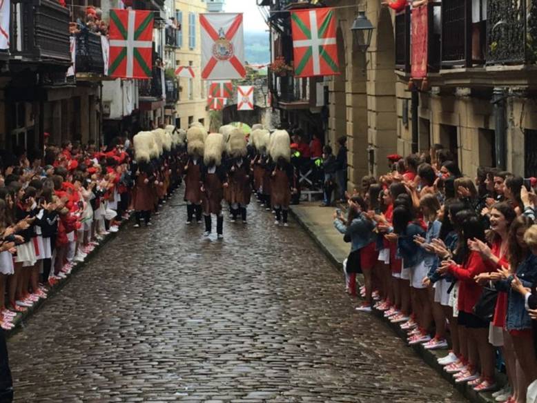 Vive el Alarde de Hondarribia en compañía de nuestros compañeros de Radio Irun | Fuente: Cadena SER