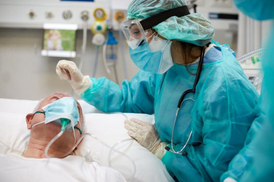 Imagen de archivo de una sanitaria atendiendo a un paciente en un hospital.