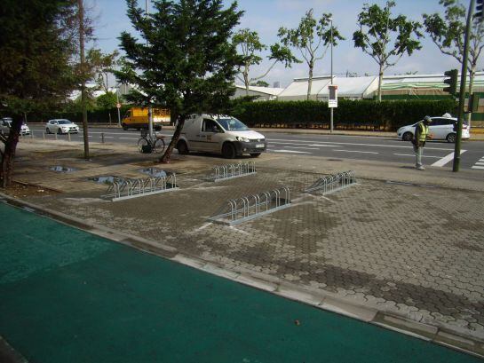 Uno de los bicicleteros que ha instalado el Ayuntamiento de Sevilla de cara a esta próxima Feria