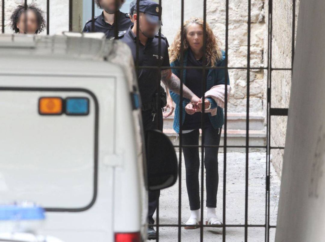 Conchi, conocida como la viuda negra de Alicante, en su declaración en los juzgados por el asesinato de su marido