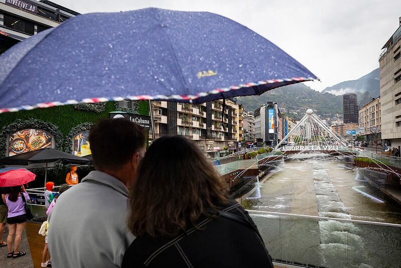 Una parella contemplant les proves d'assaig de les fonts