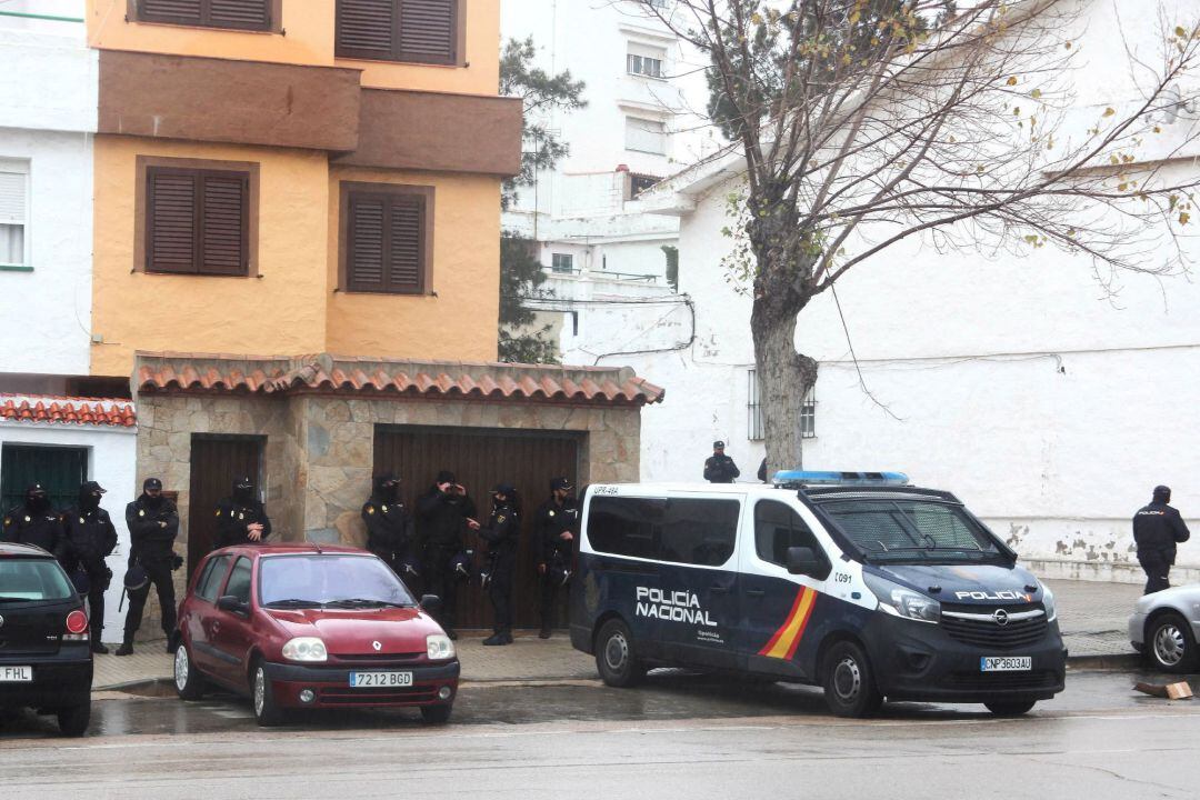 Dispositivo policial en la calle Juan Ramón Jiménez de la barriada del Saladillo en Algeciras (Cádiz) durante la operación bautizada como &quot;Lupita&quot;.