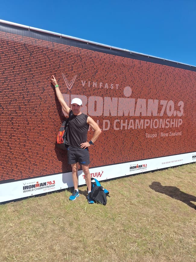 Juan Antonio del Peso, junto al cartel de la competición